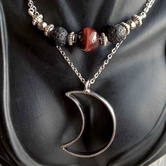 Red tiger eye & lava rock beads moon necklace - Picture 10 of 12